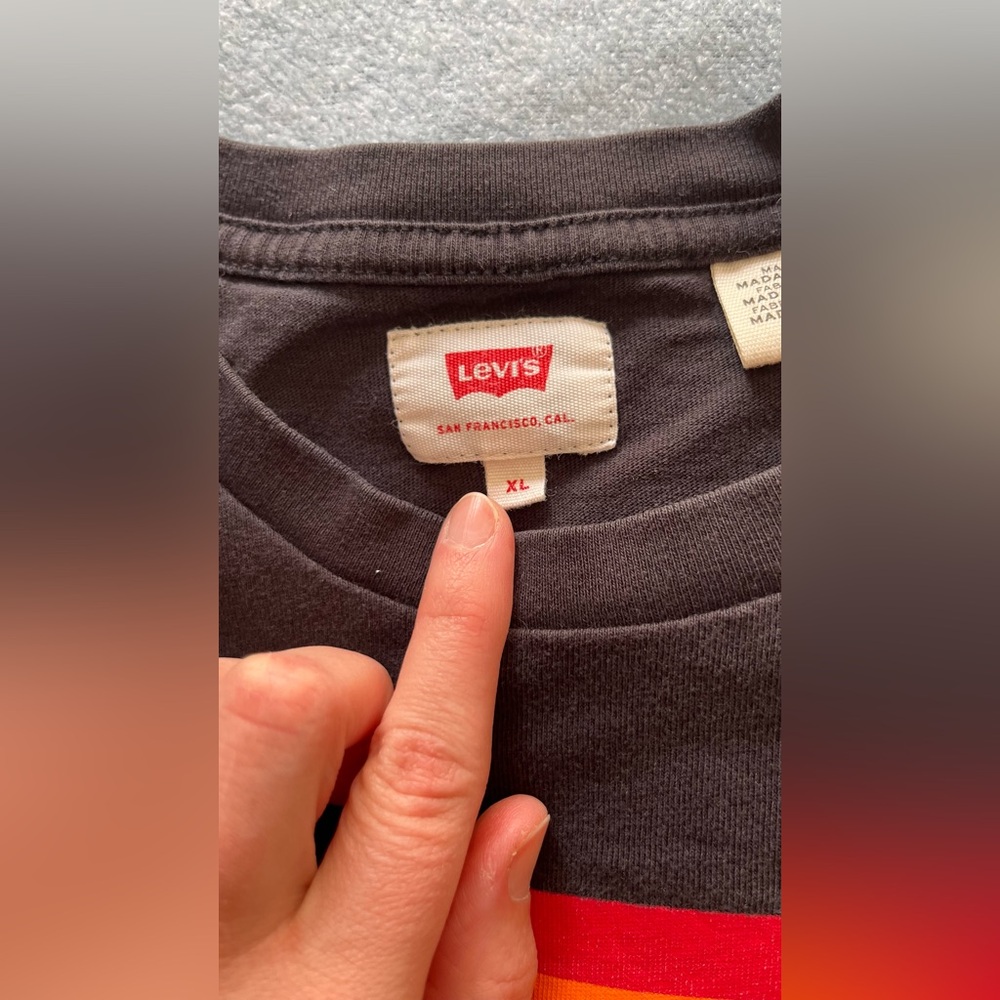 Levi's Black Tee w’ Rainbow Size XL - Picture 3 of 9